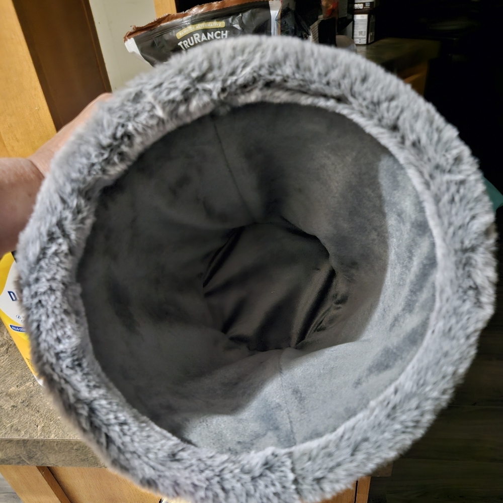Ugg trash bin
